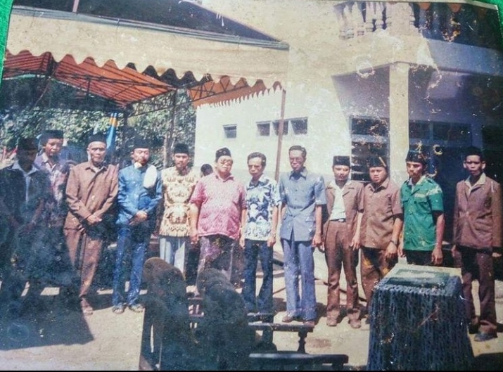 Gus Dur saat meresmikan berdirinya MA Nurul Hikmah Haurgeulis